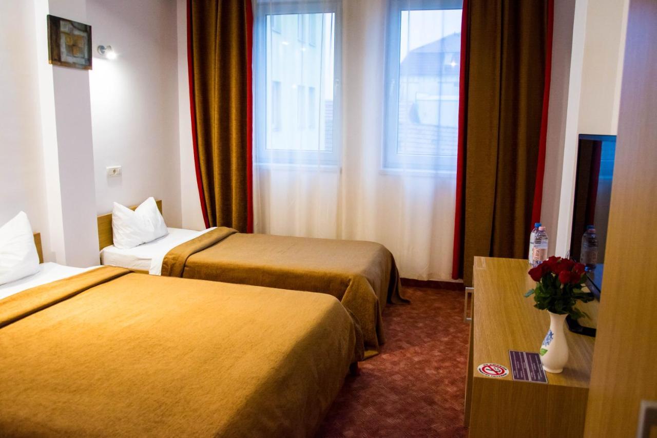 Hotel Riga Арад Экстерьер фото