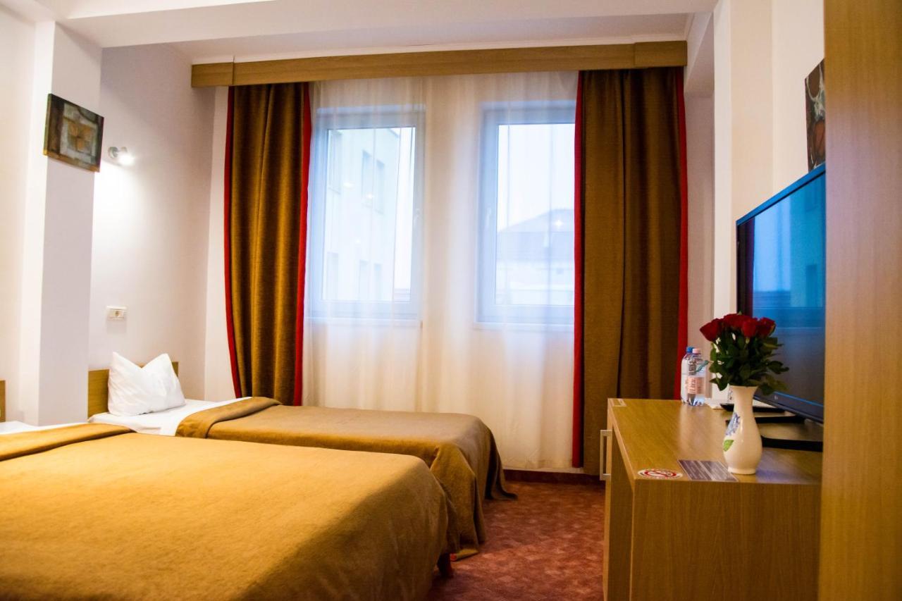 Hotel Riga Арад Экстерьер фото