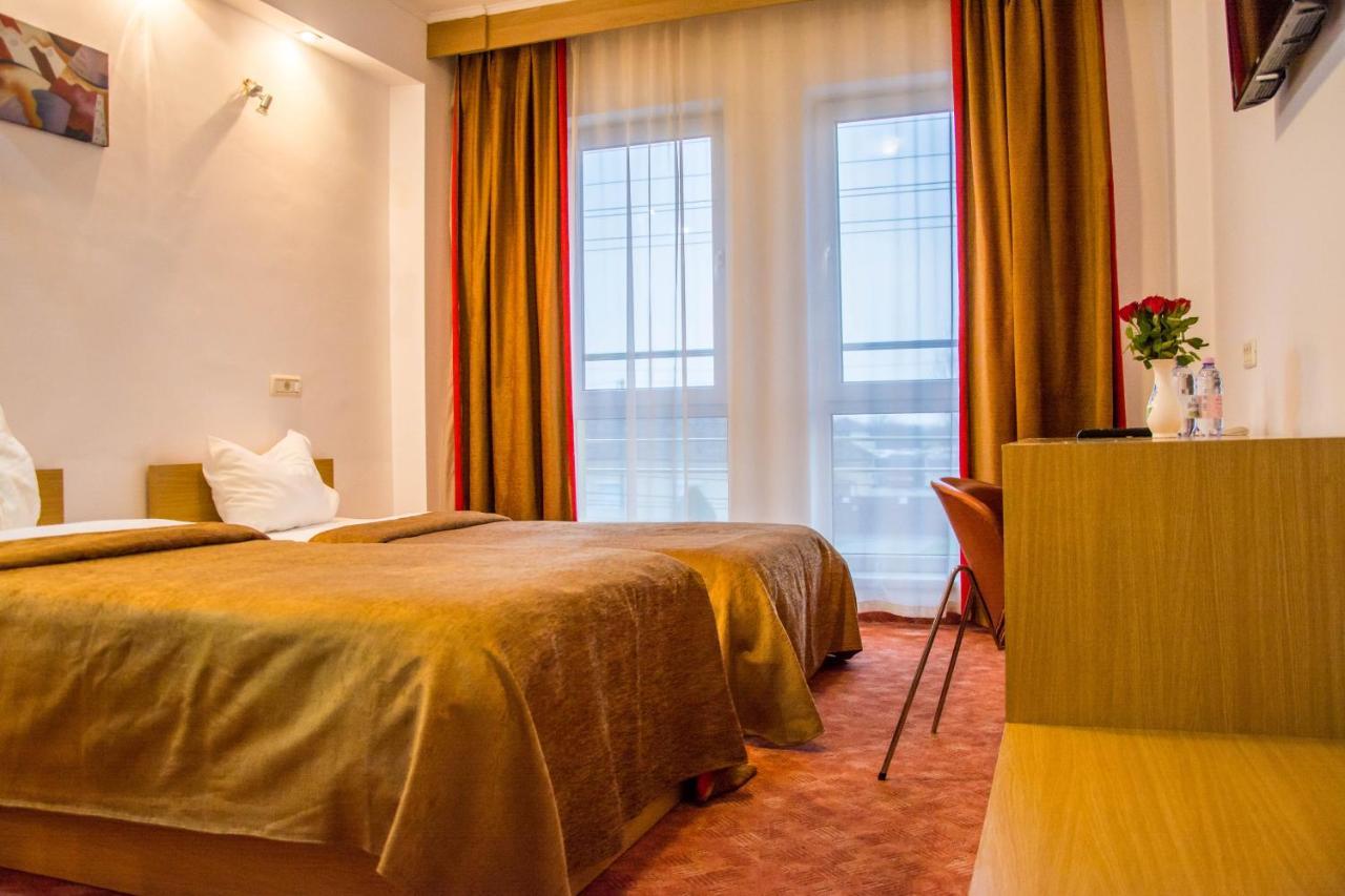 Hotel Riga Арад Экстерьер фото