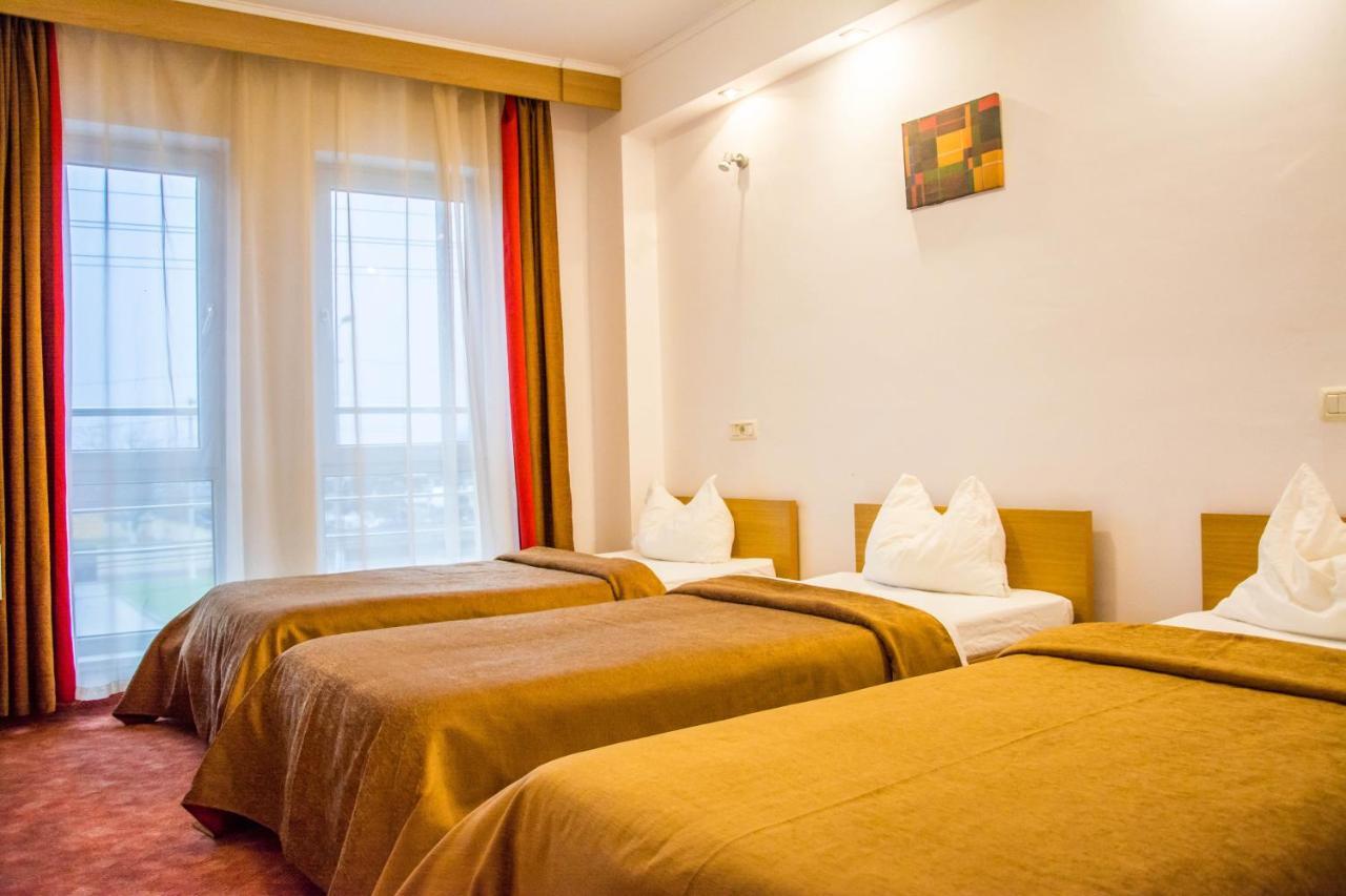 Hotel Riga Арад Экстерьер фото